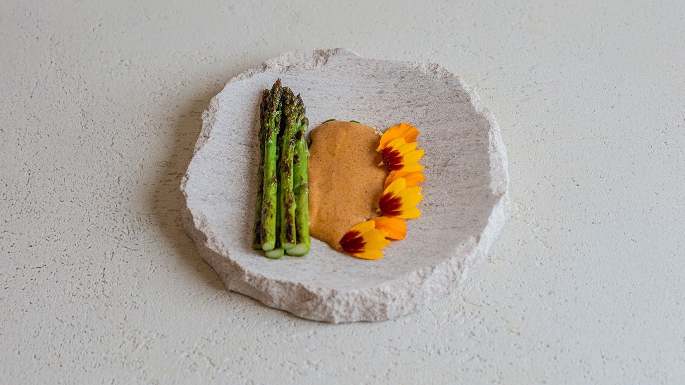Grilled asparagus with tagetes romesco