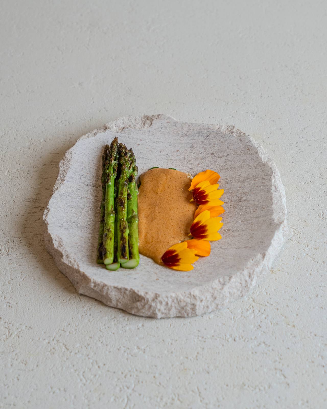 Asparagus with tagetes